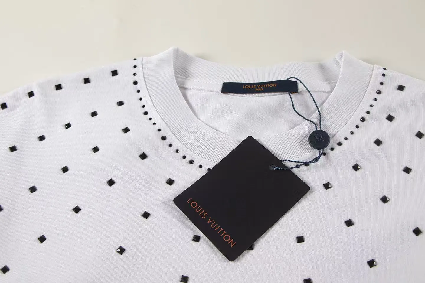 🅿️160 Style: 2026 new LOUIS VUITTON short-sleeved T-shirt Material: hot diamond process, high version 300g double yarn combed cotton Size: S～XL Color: white Style number: Z033